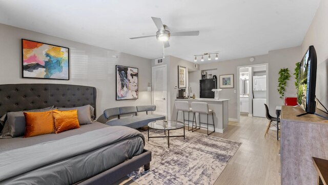 エフィシャンシー スタジオ クロース トゥ ダウンタウン アンド ドメイン