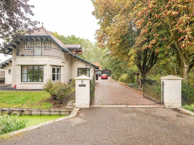 チャーミング ホリデイ ホーム イン プールトゥガール ウィズ ガーデン