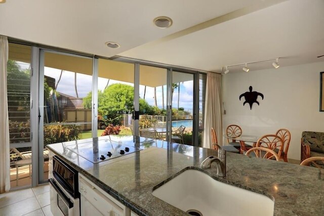 カマオレ ナル, #104 2 ベッドルーム コンドミニアム バイ レッドオーニング