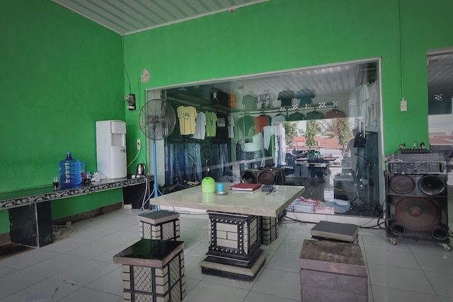 エクスプレス O 91979 ペンギナパン トンドン タ