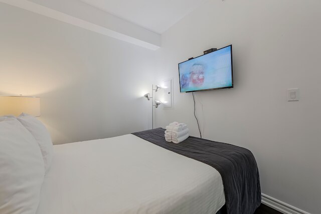 ダウンタウントロント2ベッドルーム2バススイートビジネス地区、U of T、病院近く