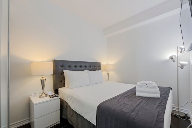 ダウンタウントロント2ベッドルーム2バススイートビジネス地区、U of T、病院近く