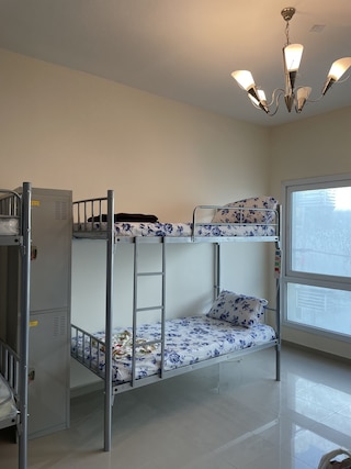 ディーセントボーイズホステル