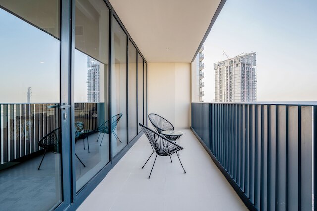 タニン - バルコニーからの息をのむようなパノラマ運河の景色