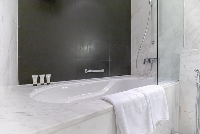 Emaar Fashion Avenue – Formerly Address Dubai Mall Four Apple（エマール・ファッション・アベニュー - 以前はアドレスDubai Mallフォー・アップル）