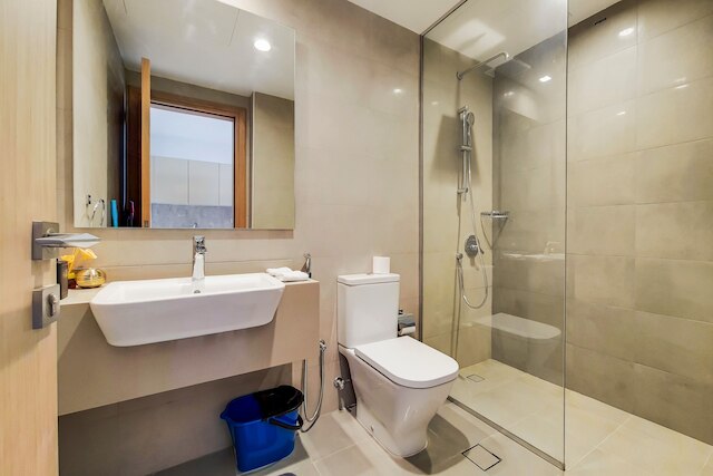 グリーンフューチャー- パノラマ都市のビューを持つハイライズのスリークスタジオ