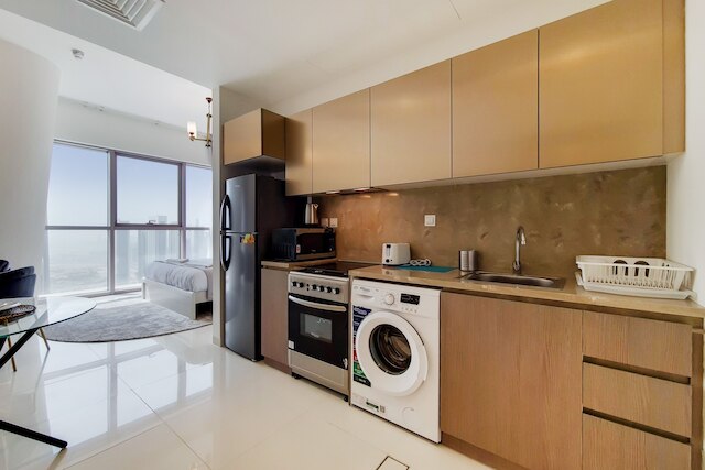 グリーンフューチャー- パノラマ都市のビューを持つハイライズのスリークスタジオ