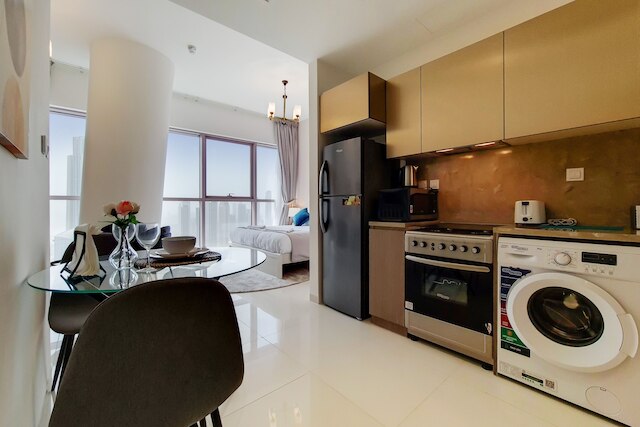 グリーンフューチャー- パノラマ都市のビューを持つハイライズのスリークスタジオ