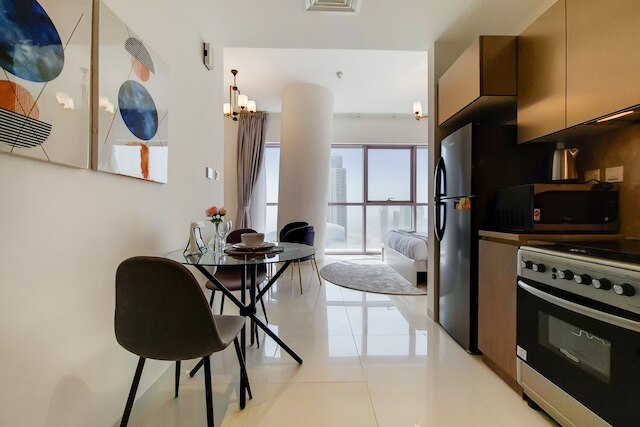 グリーンフューチャー- パノラマ都市のビューを持つハイライズのスリークスタジオ