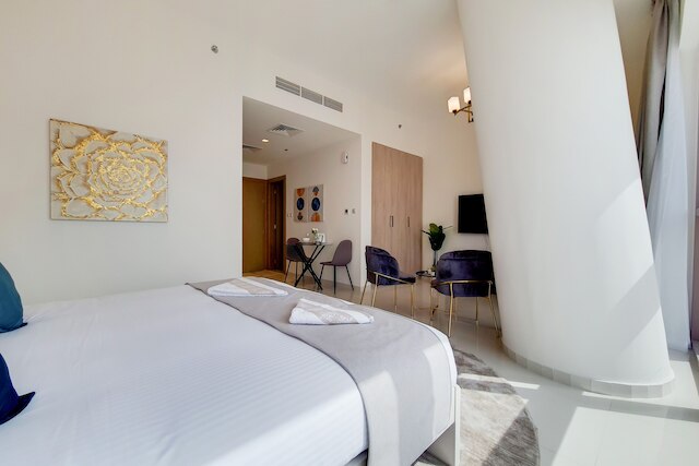 グリーンフューチャー- パノラマ都市のビューを持つハイライズのスリークスタジオ