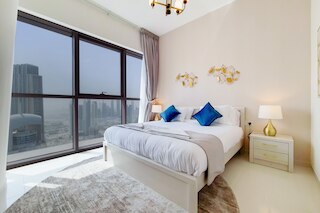 グリーンフューチャー- パノラマ都市のビューを持つハイライズのスリークスタジオ