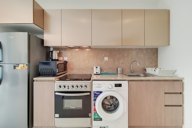 グリーンフューチャー- パノラマ都市のビューを持つハイライズのスリークスタジオ