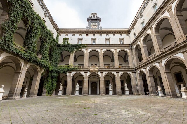 サン マルチェリーノ クール アンド セントラル バイ ナポリアパートメンツ