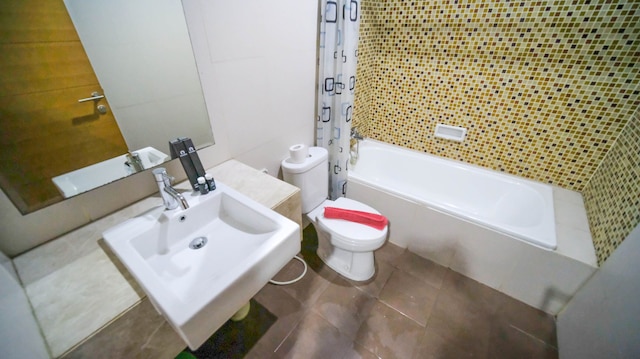 ホーミー アンド コージー リビング2 ベッドルーム アパートメント  アット アルヤドゥータ  レジデンス  スラバヤ