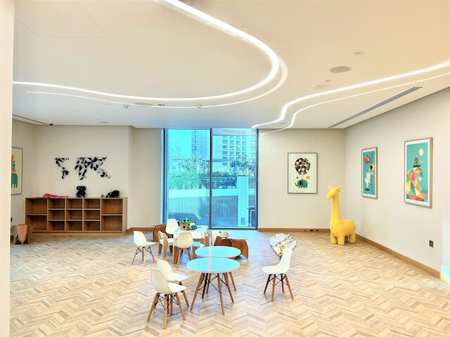 エレガント ステイ: バルコニー & スタニング ドバイ クリーク ビューズ