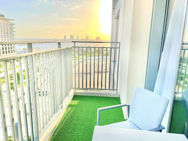 エレガント ステイ: バルコニー & スタニング ドバイ クリーク ビューズ