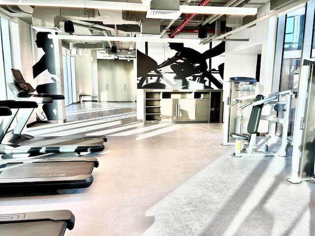 エレガント ステイ: バルコニー & スタニング ドバイ クリーク ビューズ