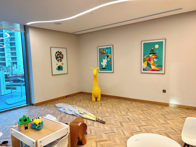 エレガント ステイ: バルコニー & スタニング ドバイ クリーク ビューズ