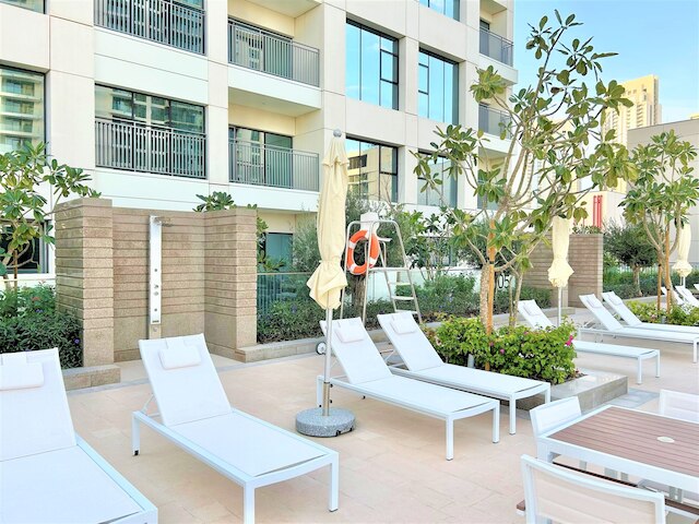 エレガント ステイ: バルコニー & スタニング ドバイ クリーク ビューズ