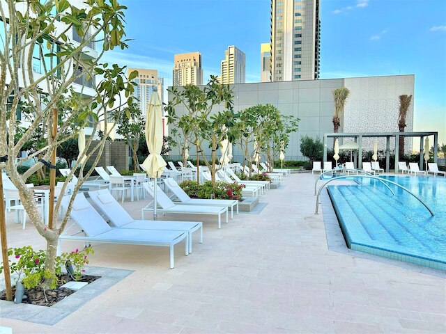 エレガント ステイ: バルコニー & スタニング ドバイ クリーク ビューズ