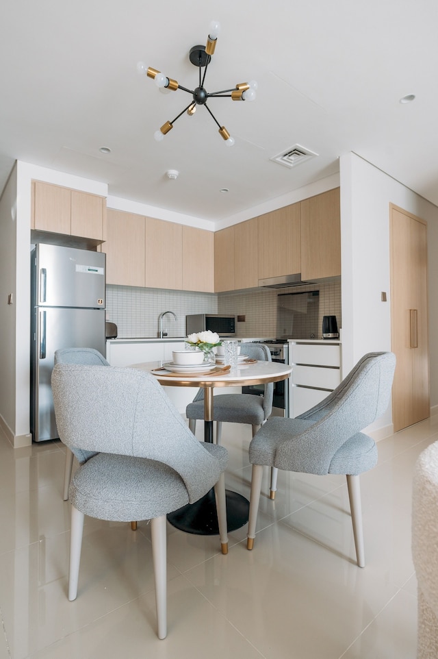 エレガント ステイ: バルコニー & スタニング ドバイ クリーク ビューズ