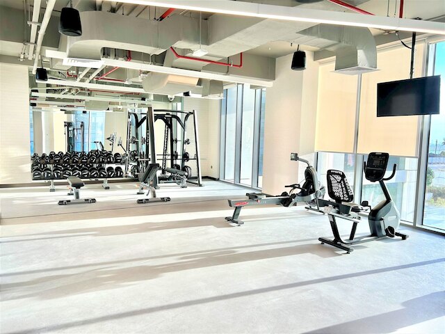 エレガント ステイ: バルコニー & スタニング ドバイ クリーク ビューズ