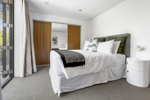 広々とした高架橋の聖域