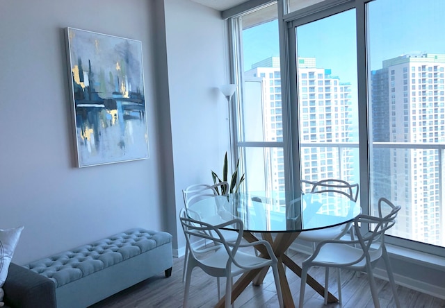 クイーンズ・キー・ダウンタウン・レイクビュー -CNビュー