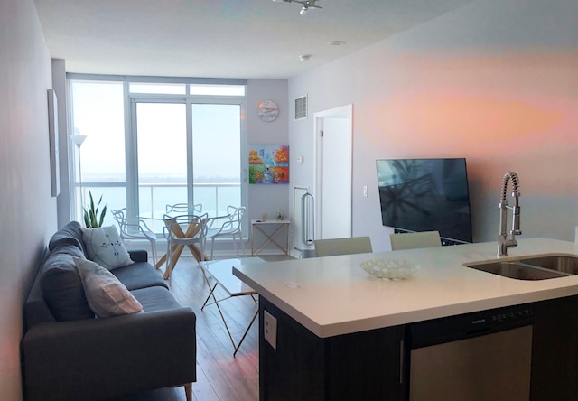 クイーンズ・キー・ダウンタウン・レイクビュー -CNビュー