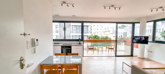 カリッシャー オフリーズ イン テル アビブ ヤフォ