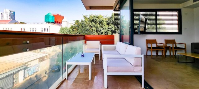 カリッシャー オフリーズ イン テル アビブ ヤフォ