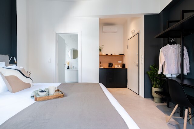 プレイ プシリ, ア メンバー オブ ブラウン ホテルズ