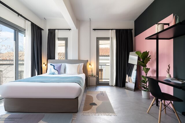 プレイ プシリ, ア メンバー オブ ブラウン ホテルズ