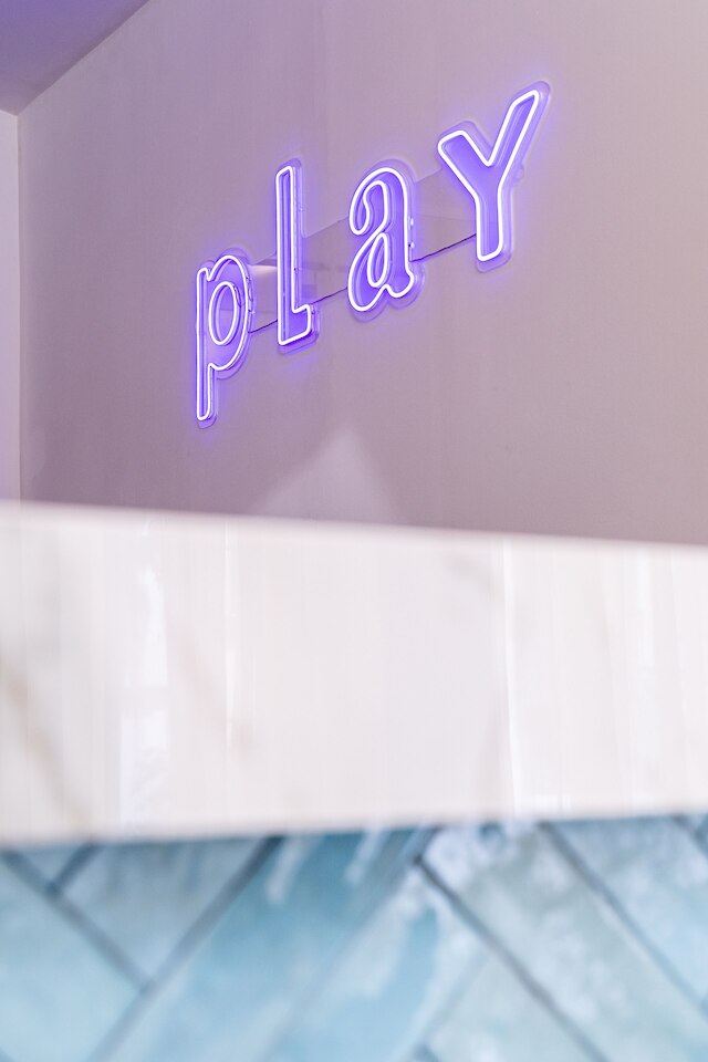 プレイ プシリ, ア メンバー オブ ブラウン ホテルズ