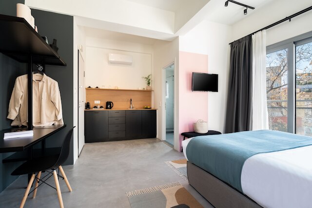 プレイ プシリ, ア メンバー オブ ブラウン ホテルズ