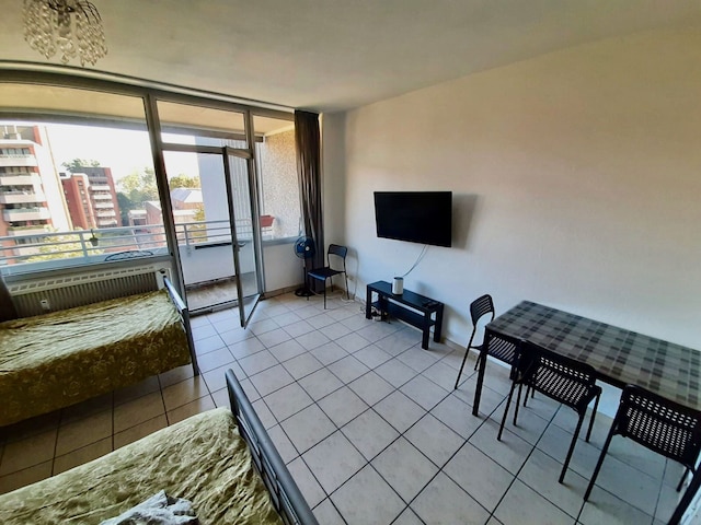 アパートメント ウィズ バルコニー、ノイス