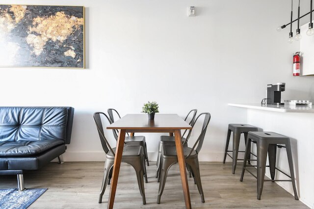 ラグジュアリー 1 ベッドルー 30 ミンズ トゥ マンハッタン エボニフィ