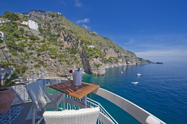 ロマンティック ルーム - ア ロックサイド エスケープ