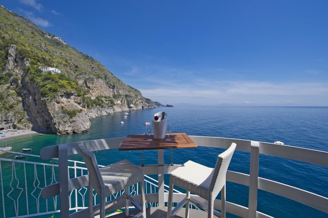 ロマンティック ルーム - ア ロックサイド エスケープ