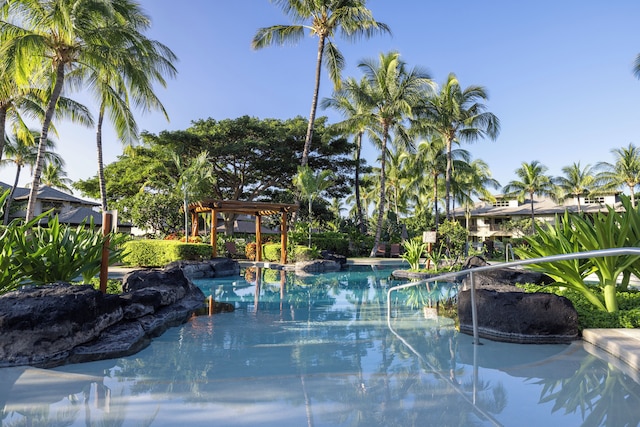 ラグジュアリー リビング ウィズ プールアクセス