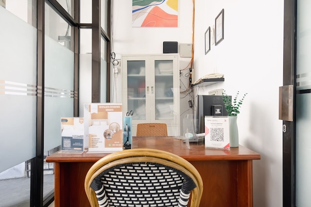 モノ コリビング クルタジャヤ、スラバヤ