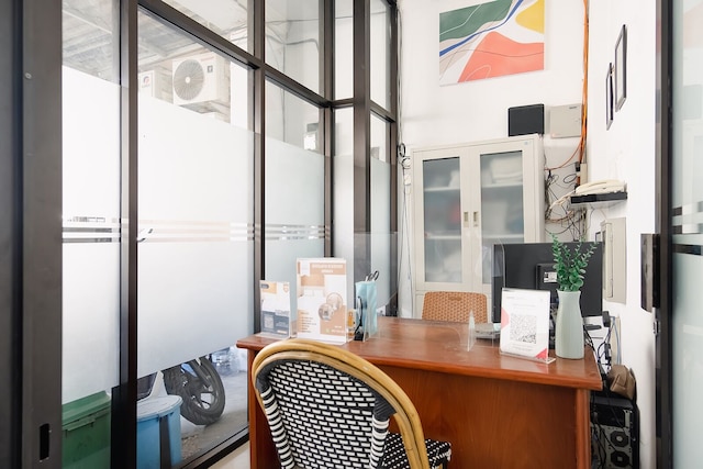 モノ コリビング クルタジャヤ、スラバヤ