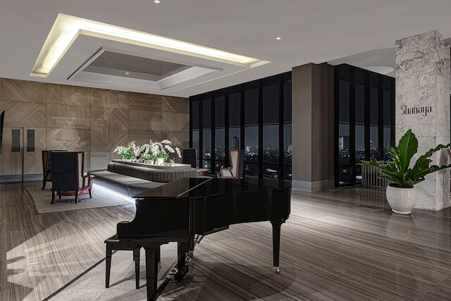 ワイズラグジュホテルスパツィオスラバヤ