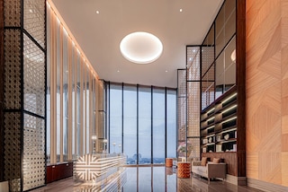 ワイズラグジュホテルスパツィオスラバヤ