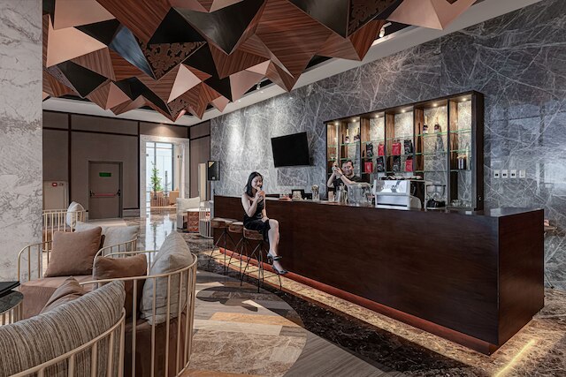 ワイズラグジュホテルスパツィオスラバヤ