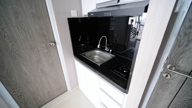 ホーミー アンド コンパクト スタジオ アパートメント アット タマン メラティ スラバヤ