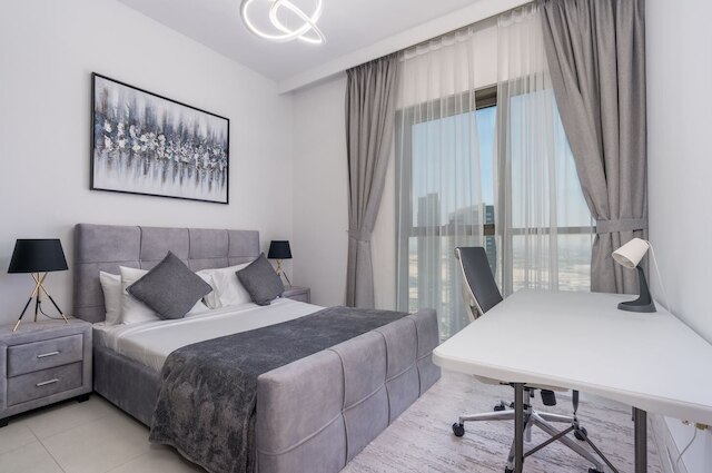 ニュー ! ラグジュリアス リビング ドバイ クリーク バルコニー & ビュー