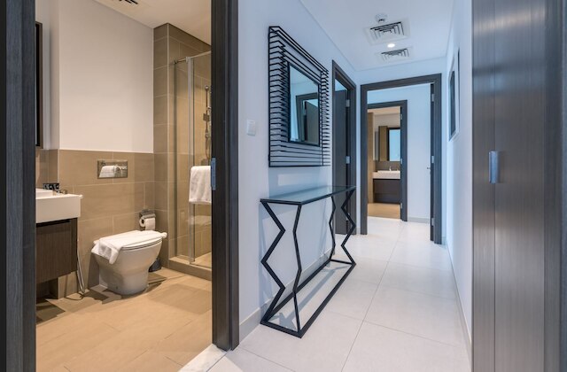 ニュー ! ラグジュリアス リビング ドバイ クリーク バルコニー & ビュー