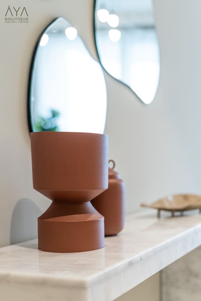 アヤ - エレガントな1BRアパートメント、バルコニーとクリークの景色付き