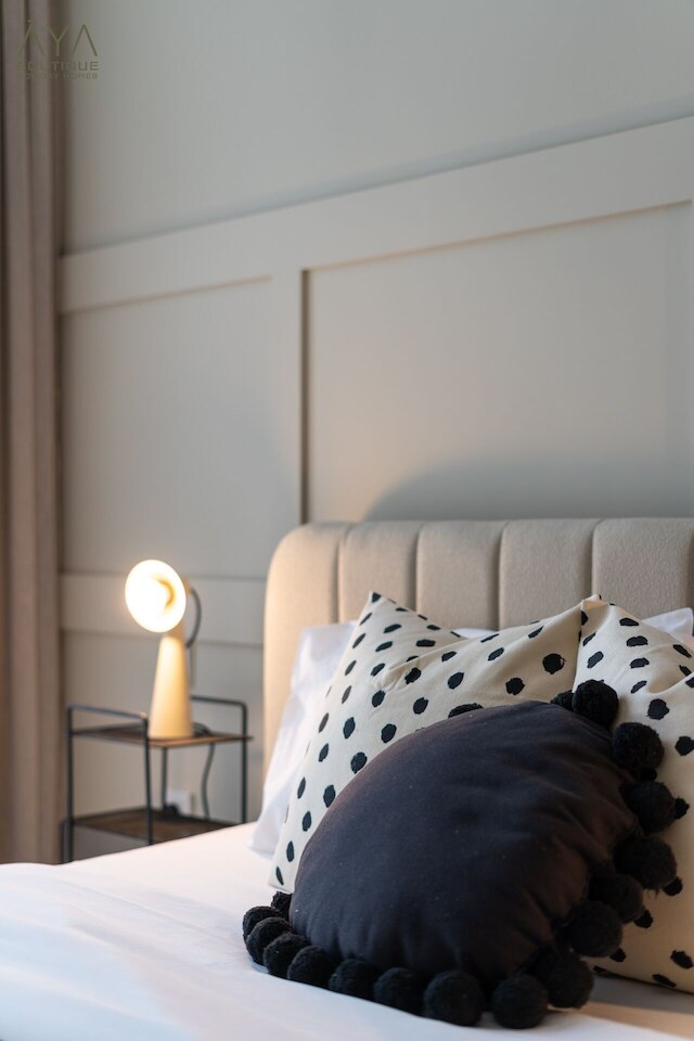 アヤ - エレガントな1BRアパートメント、バルコニーとクリークの景色付き